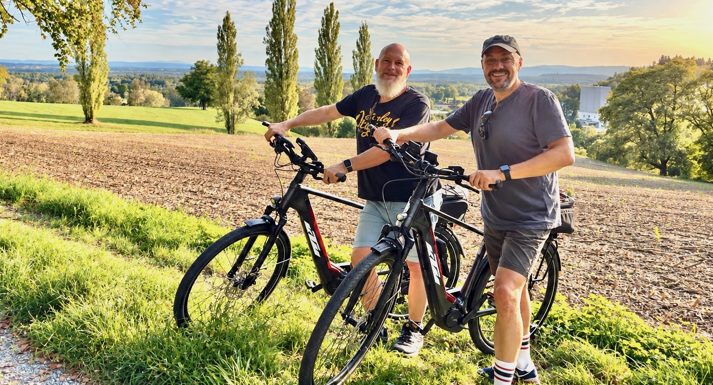 Reini und Erwin gemeinsam mit ihren Fahrrädern unterwegs